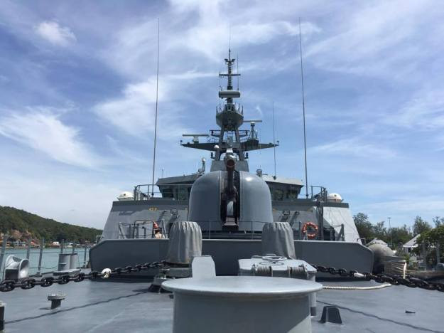 Vũ khí trên tàu gồm có 1 pháo hạm bắn nhanh Oto Melara 76mm, được lắp trên mũi tàu, để chống lại các mục tiêu trên bờ, trên biển và trên không. Hai pháo tự động MSI cỡ 30mm được điều khiển từ xa và các súng máy cỡ 12,7mm giúp chống lại các mục tiêu tấn công hạng nhẹ. Ảnh: Pháo hạm Oto Melara 76mm.