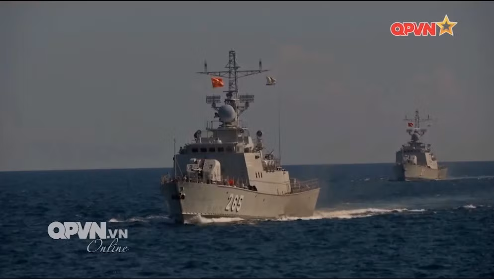 Ngoài ra hai bên còn kết hợp huấn luyện thông tin và tìm kiếm cứu nạn. Hoạt động tuần tra chung nhằm duy trì an ninh, trật tự, tạo điều kiện cho nhân dân hai nước phát triển kinh tế biển đồng thời thúc đẩy quan hệ hợp tác, hiểu biết, tin cậy lẫn nhau giữa hải quân hai nước. Ảnh: Biên đội tàu Việt Nam - Thái Lan tuần tra cùng nhau - Nguồn: QPVN.