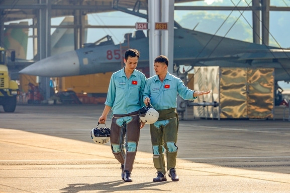 Trao đổi kinh nghiệm bay cho phi công trẻ.