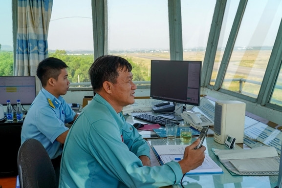 Chỉ huy ban bay trên đài chỉ huy.