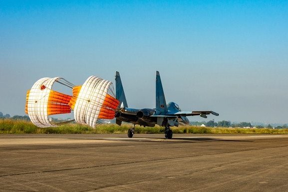 Bung dù đuôi giảm tốc độ máy bay sau khi tiếp đất.