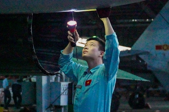 Phi công kiểm tra trước khi lên máy bay.