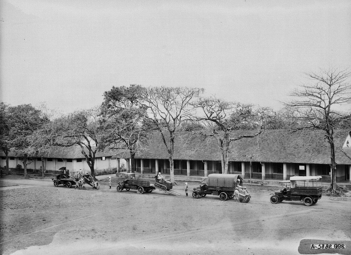 Khí tài được đưa xuống từ xe.