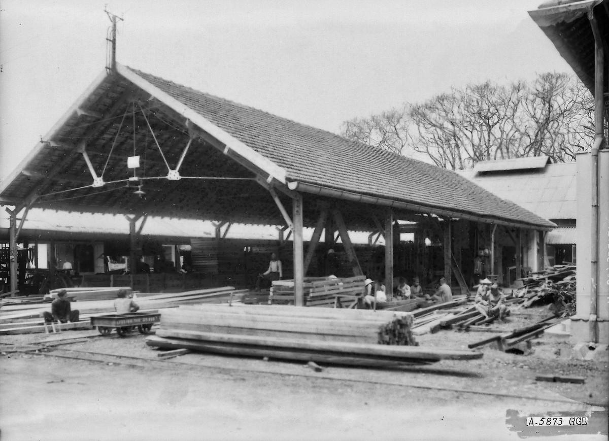 Xưởng gỗ ở căn cứ pháo binh Pháp.
