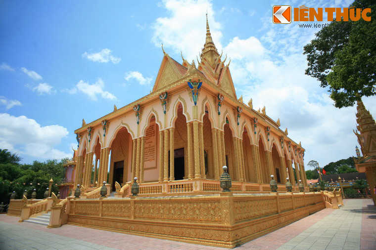 Công trình trung tâm là ngôi chính điện với những mái uốn cong theo hình đuôi rồng, có những đỉnh tháp nhọn điển hình của chùa tháp Khmer.