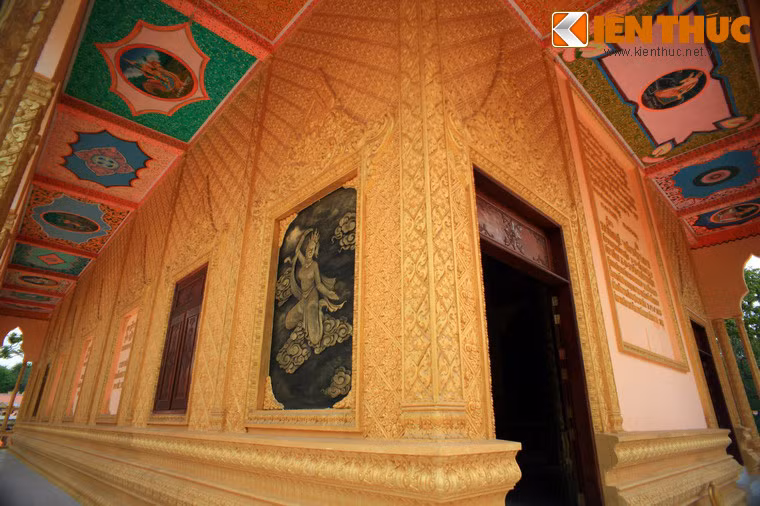 Mặt ngoài chính điện được bao quanh bằng dãy hành lang thông thoáng.