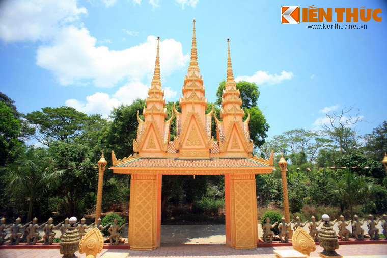 Không chỉ có kiến trúc đẹp, chùa Nodol còn được biết đến với khu vườn lớn um tùm cây cối, thu hút rất nhiều loài chim hoang dã như cò trắng, cò mỏ vàng, cò mỏ đen… đến cư trú.