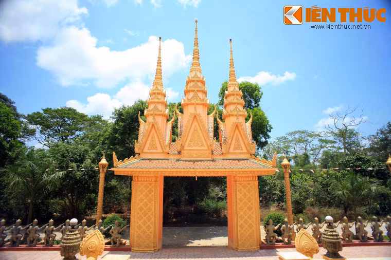 Không chỉ có kiến trúc đẹp, chùa Nodol còn được biết đến với khu vườn lớn um tùm cây cối, thu hút rất nhiều loài chim hoang dã như cò trắng, cò mỏ vàng, cò mỏ đen… đến cư trú.