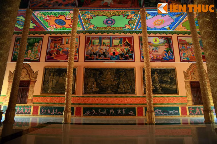 Các vách tường trong điện được trang trí bằng nhiều bức tranh rất lộng lẫy, nhiều màu sắc, thể hiện các chủ đề Phật giáo khác nhau.
