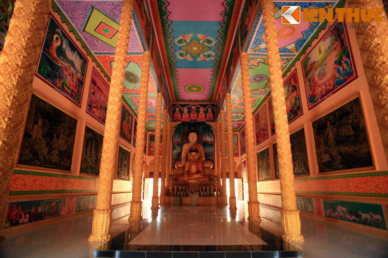 Không gian bên trong chính điện được bài trí rất trang nghiêm, vị trí cao nhất đặt bức tượng đức Phật Thích Ca có kích thước lớn, phía dưới là các tượng nhỏ hơn.