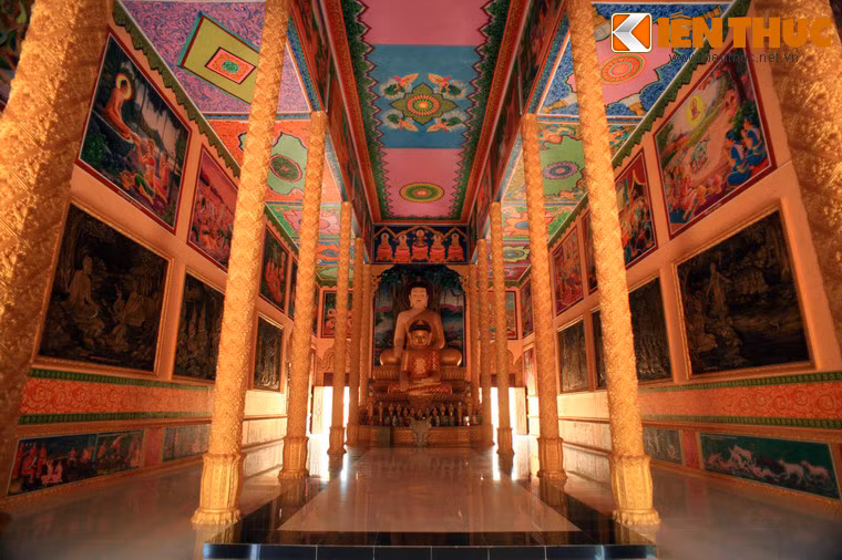 Không gian bên trong chính điện được bài trí rất trang nghiêm, vị trí cao nhất đặt bức tượng đức Phật Thích Ca có kích thước lớn, phía dưới là các tượng nhỏ hơn.