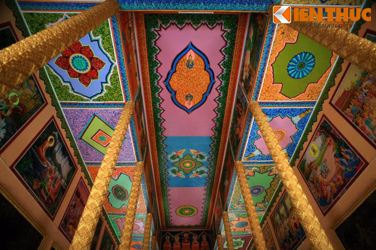 Trần chính điện trang trí bằng các hoa văn mang đặc trưng văn hóa Phật giáo Khmer.