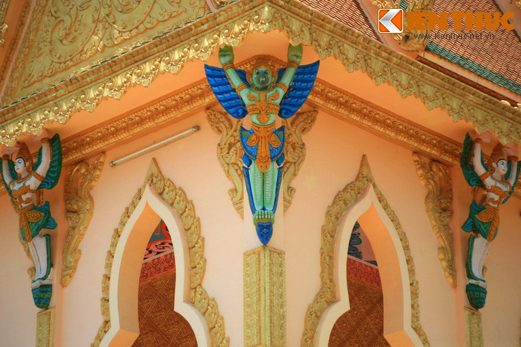 Những hình tượng quen thuộc của văn hóa Khmer như thần Reahu, thần bốn mặt Mohabrom, chim thần Keynor… xuất hiện tại nhiều nơi.