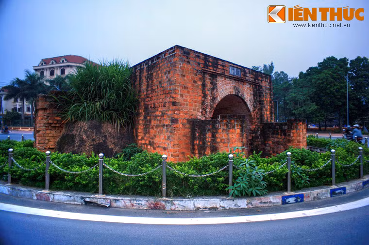 Do những biến động lịch sử mà hiện nay thành chỉ còn lại một số công trình khi xưa, gồm hai cổng thành phía Tây và phía Nam và một đoạn tường thành dài chưa đến 100m.