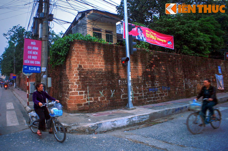 Gạch xây thành là loại gạch có kích thước lớn, làm bằng thứ đất có nhiều quặng sắt rất rắn - đặc trưng của kiểu gạch thời Lê. Đến đầu đời nhà Nguyễn, thành được sửa chữa, gia cố thêm bằng loại gạch nhỏ.