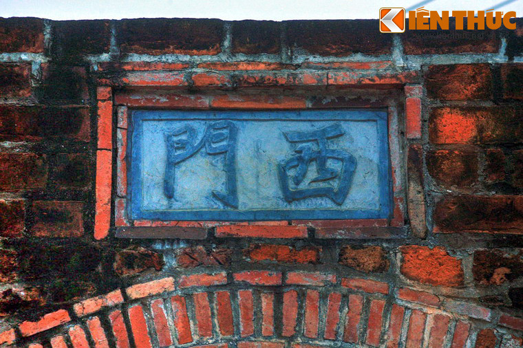 Trong quá khứ, tòa thành là nơi diễn ra những cuộc giao tranh quyết liệt giữa quân đội nhà Lê và nhà Mạc trong nhiều năm mỗi khi các vua Mạc mở cuộc tiến công từ Cao Bằng xuống Thăng Long.