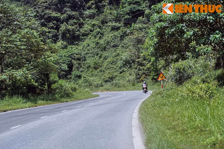 Do chàng trai bị nặng hơn nên được ba cô gái dìu lên. Khi lên tới mặt đường, chàng trai đã ngất xỉu. Khi tỉnh dậy, chàng thấy mình nằm trong bệnh viện nhưng khi hỏi về ba cô gái kia thì không ai hay. Những người có mặt ở hiện trường cũng khẳng định không có cô gái nào còn sống cả.