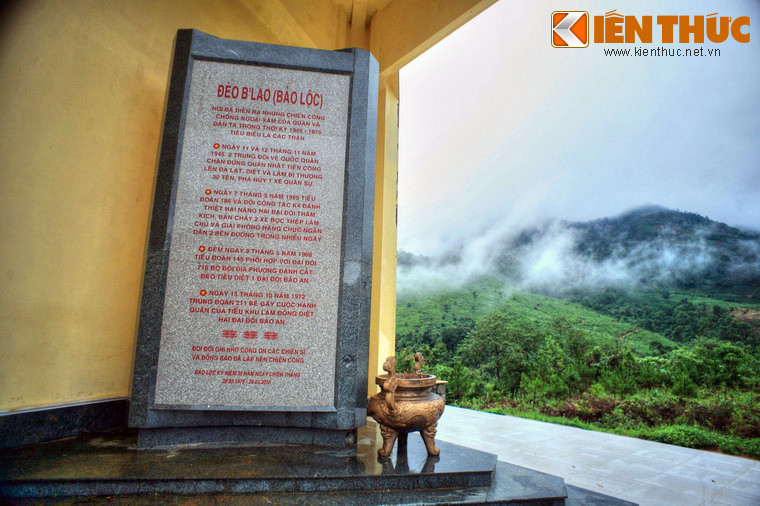 Một nhà bia đã được dựng để tưởng nhớ những chiến sĩ đã ngã xuống trên con đèo này. Thông tin trên bia đá cho biết, những trận đánh lớn đã diễn ra trên đèo vào các năm 1945, 1965, 1968 và 1972.