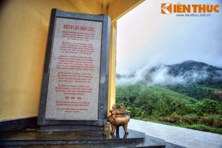 Một nhà bia đã được dựng để tưởng nhớ những chiến sĩ đã ngã xuống trên con đèo này. Thông tin trên bia đá cho biết, những trận đánh lớn đã diễn ra trên đèo vào các năm 1945, 1965, 1968 và 1972.