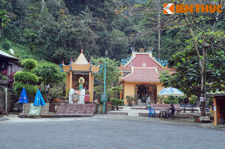 Đèo Bảo Lộc còn có tên gọi khác là đèo Ba Cô, gắn liền với miếu Ba Cô nằm bên một một khúc cua giữa đèo. Chuyện về ngôi miếu này bắt đầu từ một vụ tai nạn làm ba cô sinh viên tên là Loan, Hòa, Thảo tử nạn năm 1975, khi xe lao xuống vực trên đường về quê nhà Bảo Lộc.