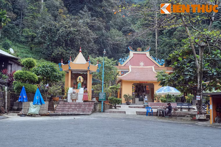 Đèo Bảo Lộc còn có tên gọi khác là đèo Ba Cô, gắn liền với miếu Ba Cô nằm bên một một khúc cua giữa đèo. Chuyện về ngôi miếu này bắt đầu từ một vụ tai nạn làm ba cô sinh viên tên là Loan, Hòa, Thảo tử nạn năm 1975, khi xe lao xuống vực trên đường về quê nhà Bảo Lộc.