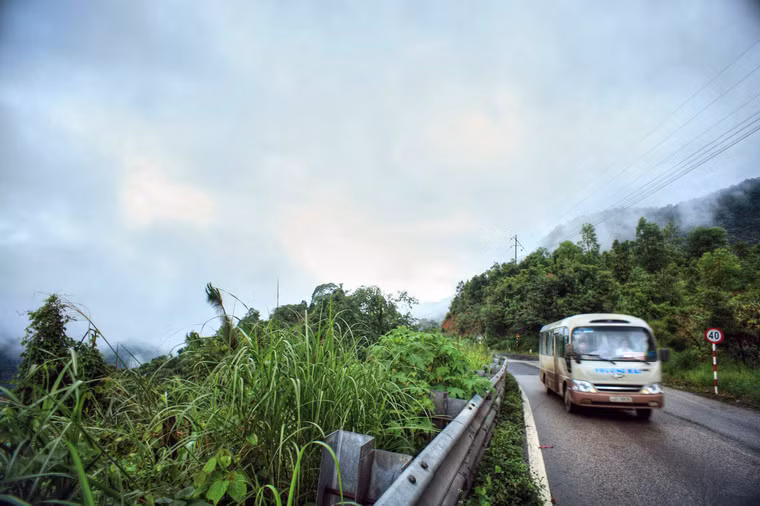 Đến năm 1973, đèo Bảo Lộc được xây dựng dựa trên tuyến đường núi cũ. Đèo dài 10 km, có khoảng 108 khúc cua hiểm trở, trải dài từ độ cao 350 mét (chân đèo) cho đến độ cao 980 mét (đỉnh đèo).