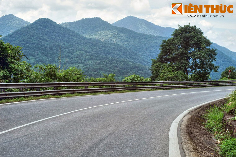 Khi trời trong, du khách sẽ choáng ngợp trước sự kỳ vĩ của những dãy núi trùng điệp, nổi bật trong đó là dãy núi Lu Bu.