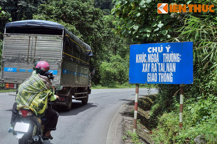 Đây được coi là con đèo nguy hiểm nhất Tây Nguyên với một bên là đồi núi và vách đá dựng đứng còn một nơi là vực thẳm, đường lại hẹp chỉ có hai làn xe. Mỗi năm có rất nhiều vụ tai nạn chết người xảy ra trên đèo, đa số là do xe rơi xuống vực thẳm.