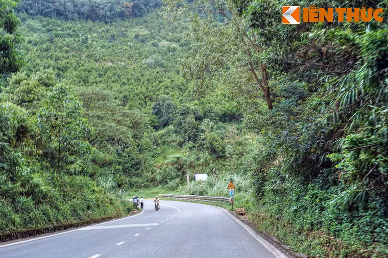 Lịch sử đèo Bảo Lộc gắn liền với con đường dẫn đến khu nghỉ dưỡng Đông Dương ở Đà Lạt vào đầu thế kỷ 20. Con đường này ban đầu rộng 4m trải đá được khởi công vào tháng 11/1926 và hoàn thành ngày 31/5/1927.