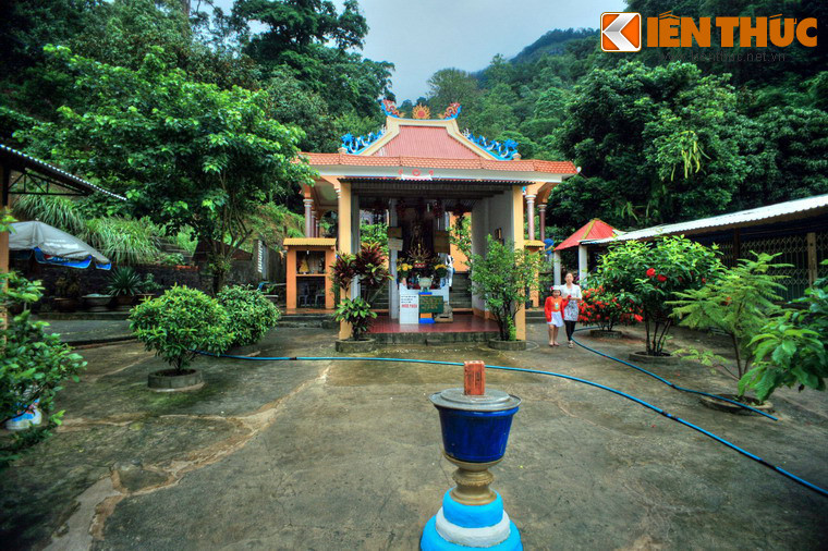 Tương truyền, không lâu sau đó có một xe du lịch lên Đà Lạt chạy tới khúc cua này cũng lao xuống vực. Trong đoàn có bốn người sống sót gồm một chàng thanh niên và ba cô gái. Dù rất yếu sau vụ tai nạn nhưng cả bốn người đều cố động viên lẫn nhau để cùng leo lên tới mặt đường.