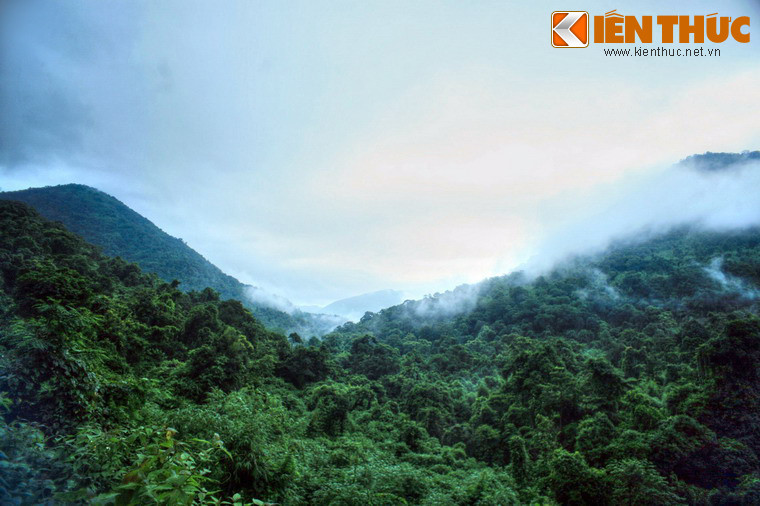 Điều đặt biệt các cô gái được miêu tả rất giống với ba cô gái bị tử nạn lúc trước. Người ta cho rằng vì chết quá trẻ nên oan hồn của ba cô cứ vất vưởng trên đèo và khi gặp trường hợp tai nạn tương tự đã hiển linh giúp đỡ chàng trai trẻ trở thành người duy nhất thoát chết.