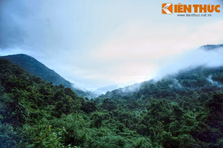 Điều đặt biệt các cô gái được miêu tả rất giống với ba cô gái bị tử nạn lúc trước. Người ta cho rằng vì chết quá trẻ nên oan hồn của ba cô cứ vất vưởng trên đèo và khi gặp trường hợp tai nạn tương tự đã hiển linh giúp đỡ chàng trai trẻ trở thành người duy nhất thoát chết.