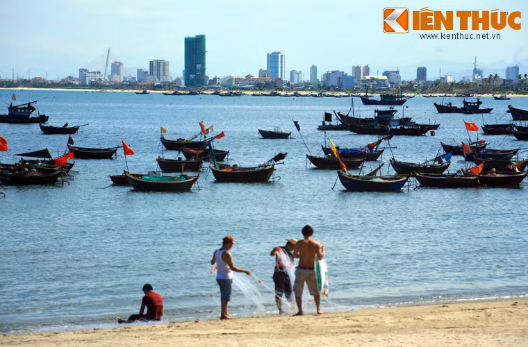 8. Ngoài các địa điểm kể trên, không thể quên nhắc đến các bãi biển đẹp như bãi Bụt, bãi Đa, bãi Rạng, bãi Cát Vàng... nằm ven bán đảo Sơn Trà. Đây là nơi tắm biển, ngoạn cảnh, vừa là địa điểm lý tưởng để khám phá cuộc sống của người dân miền biển.