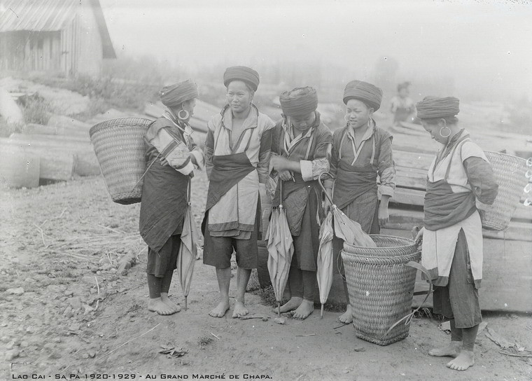 Những người phụ nữ dân tộc thiểu số ở chợ Sa Pa.