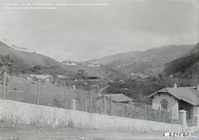 Bên ngoài trạm khí tượng ở Sa Pa thập niên 1920.