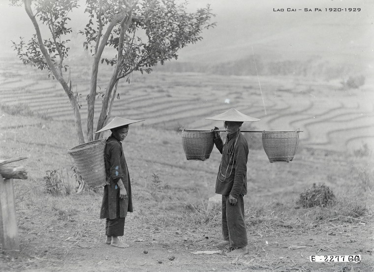 Hai nông dân bên những thửa ruộng bậc thang Sa Pa.