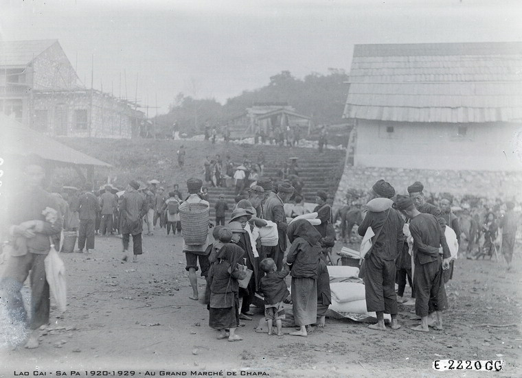 Người dân địa phương buôn bán nhộn nhịp ở chợ.