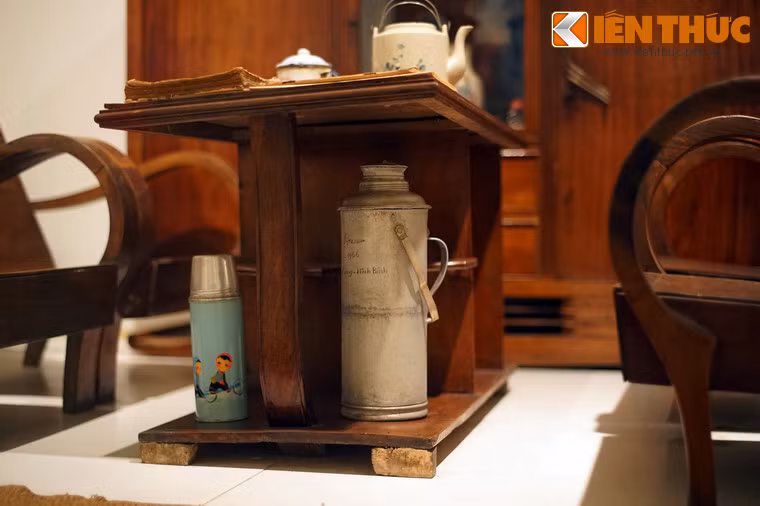 Phích nước Rạng Đông là một tài sản rất quan trọng. Vào thời bao cấp, các vật dụng thiết yếu của gia đình như chậu, xoong nồi, bát đĩa, phích... được phân phối qua các đơn vị, cơ quan, hợp tác xã, rất khó để mua trên thị trường.