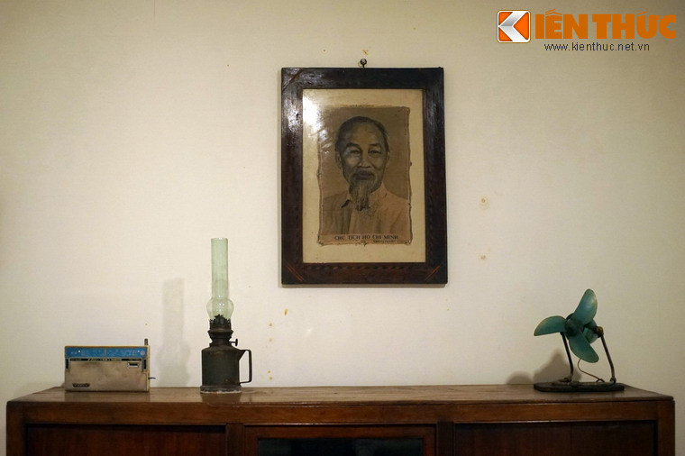 Trên nóc tủ có những món đồ thân thuộc: Đài bán dẫn, đèn dầu và quạt con cóc Điện Cơ. Vào thời bao cấp, đài bán dẫn phải có đăng ký mới được sử dụng.