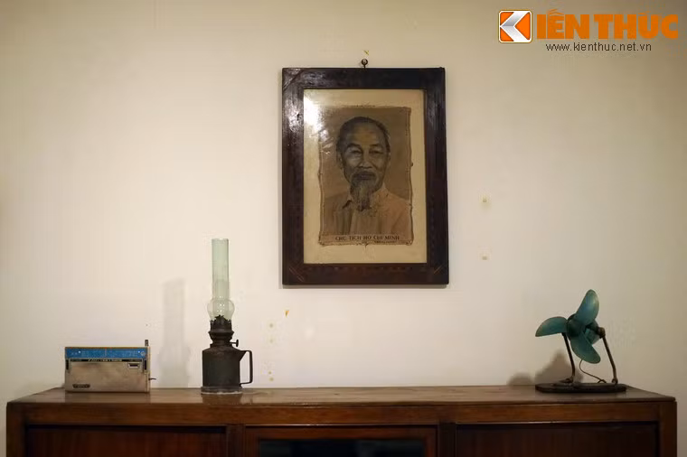 Trên nóc tủ có những món đồ thân thuộc: Đài bán dẫn, đèn dầu và quạt con cóc Điện Cơ. Vào thời bao cấp, đài bán dẫn phải có đăng ký mới được sử dụng.