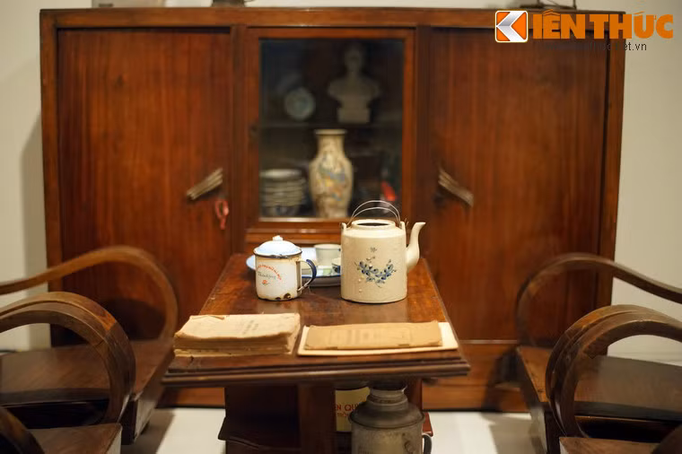 Giường tủ, bàn ghế gỗ cũng là những tài sản có giá trị của gia đình.