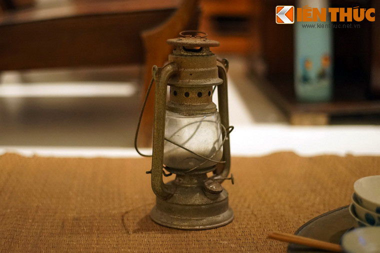 Chiếc đèn bão vừa dùng chiếu sáng trong nhà, vừa có thể mang đi đường như đèn pin.