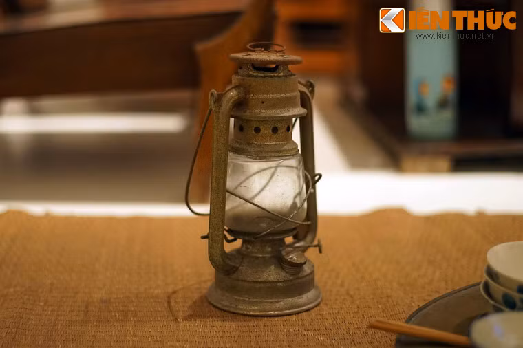 Chiếc đèn bão vừa dùng chiếu sáng trong nhà, vừa có thể mang đi đường như đèn pin.
