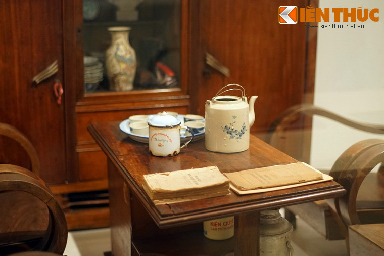 Ấm chén Bát Tràng, ca và khay bằng nhôm tráng men "Made in Vietnam" là vật dụng không thể thiếu trên bàn tiếp khách.