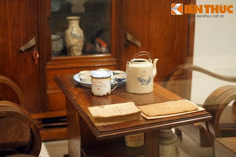 Ấm chén Bát Tràng, ca và khay bằng nhôm tráng men "Made in Vietnam" là vật dụng không thể thiếu trên bàn tiếp khách.