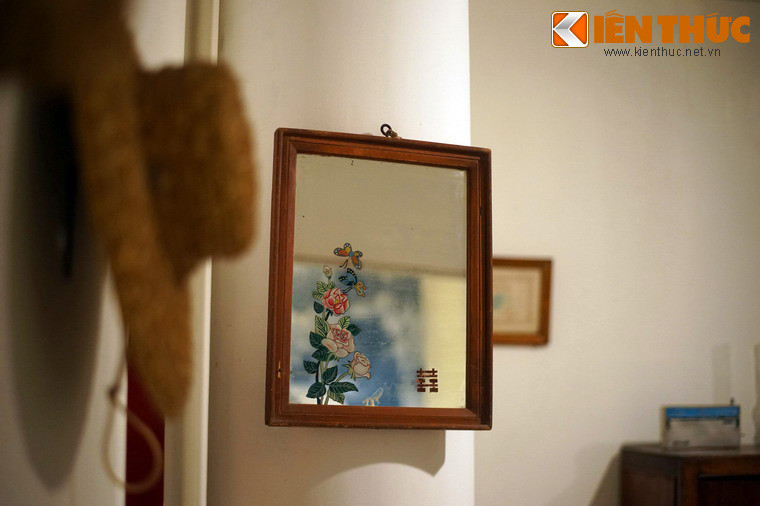 Chiếc gương có dán hình hoa hồng và chữ Song Hỉ. Không chỉ được phân phối, các vật dụng gia đình đôi khi cũng được dùng làm phần thưởng hay quà mừng cưới.