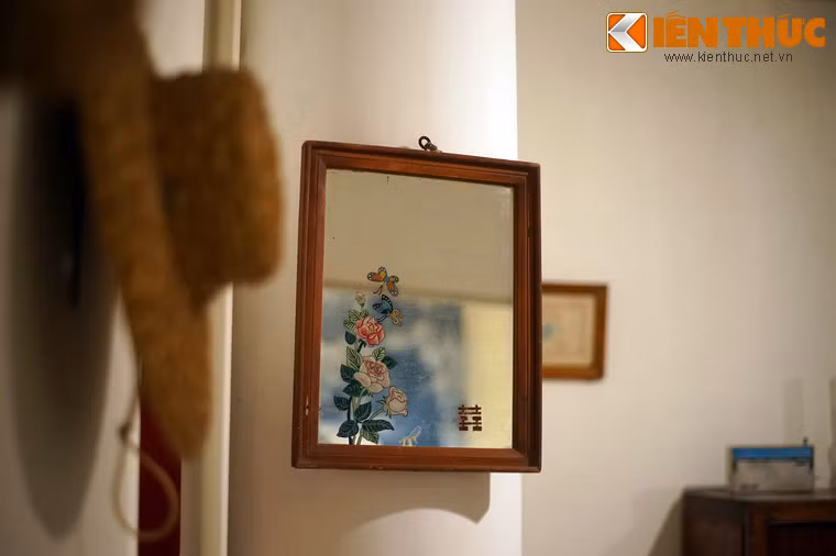 Chiếc gương có dán hình hoa hồng và chữ Song Hỉ. Không chỉ được phân phối, các vật dụng gia đình đôi khi cũng được dùng làm phần thưởng hay quà mừng cưới.