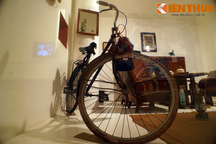Chiếc xe đạp Thống Nhất giai đoạn bao cấp giá trị còn hơn... xe hơi bây giờ. Người dùng xe đạp phải được công an cấp giấy chứng nhận sở hữu.