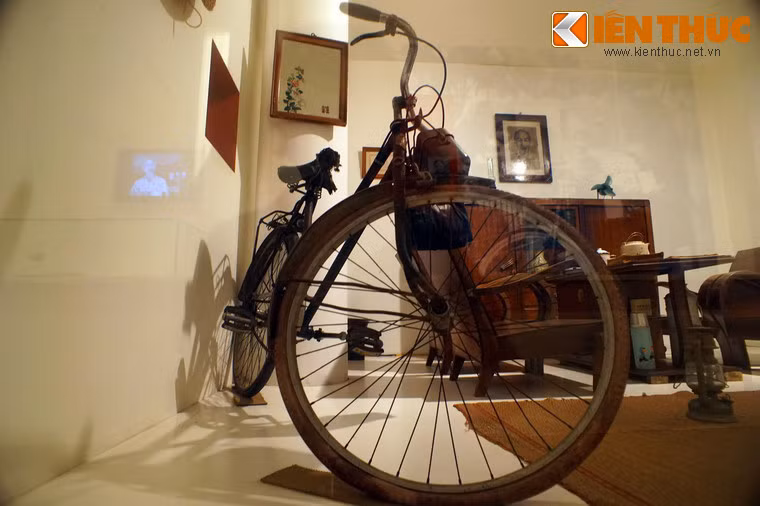 Chiếc xe đạp Thống Nhất giai đoạn bao cấp giá trị còn hơn... xe hơi bây giờ. Người dùng xe đạp phải được công an cấp giấy chứng nhận sở hữu.