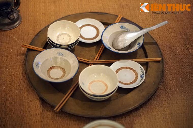 Chiếc mâm đồng cũ kỹ được dùng qua nhiều thế hệ và bộ bát đĩa Bát Tràng đơn sơ là những vật dụng thân thuộc gắn liền với bữa ăn thời gian khó.